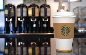 Image of a Starbucks drink cup on a coffee shop counter